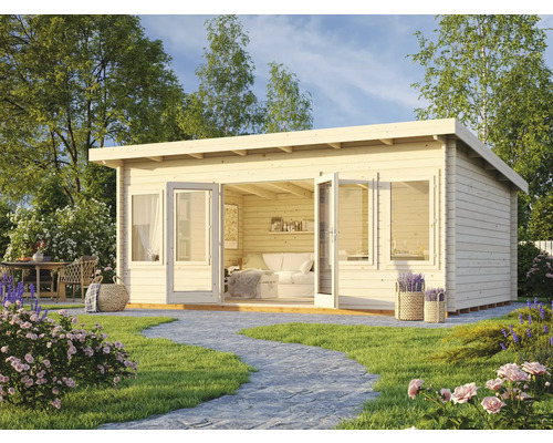 Holzgartenhaus mit offenstehenden Glastüren und Fenstern in Gartenszene.