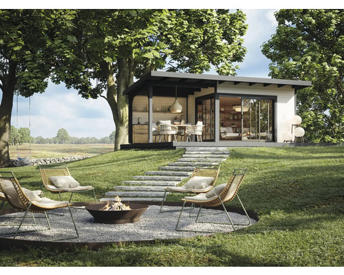 Scène avec une maison de jardin, des marches, un brasero et des chaises de jardin sous des arbres