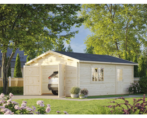 Garage en bois avec portes ouvertes, fenêtre et voiture dans le jardin
