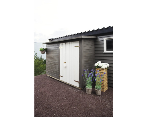 Jardin avec remise à outils, jardinières et panier suspendu