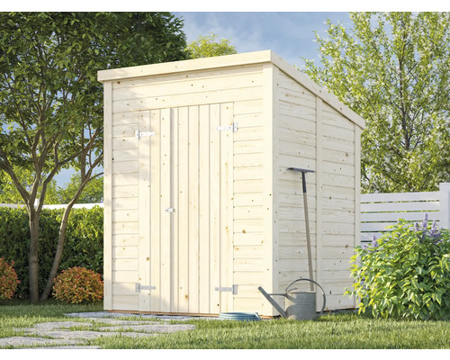 Abri de jardin en bois avec toit monopente, outils de jardin et plantations dans le jardin