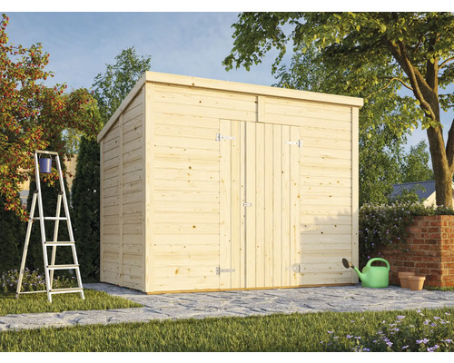 Abri de jardin en bois avec porte double, échelle et accessoires de jardin dans un jardin