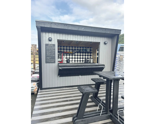 Stand de vente en bois avec tableau de menu et sièges