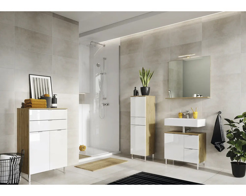 Salle de bain lumineuse avec douche, lavabo, miroir et meubles de salle de bain