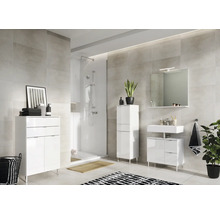Salle de bains moderne avec douche, lavabo, miroir et meubles de salle de bains blancs.