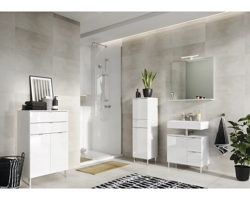 Salle de bains moderne avec douche, lavabo, miroir et meubles de salle de bains blancs.