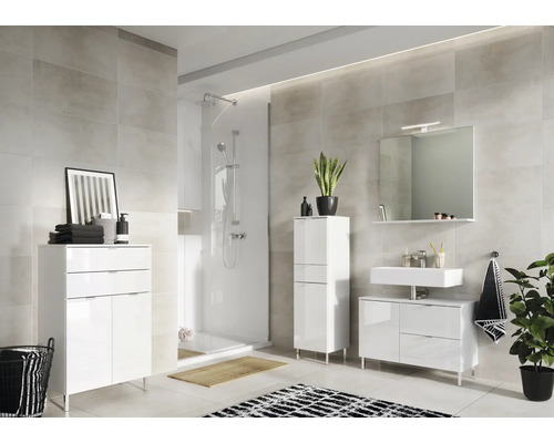 Salle de bains moderne avec douche, meuble sous-lavabo, armoire de toilette et armoire haute.