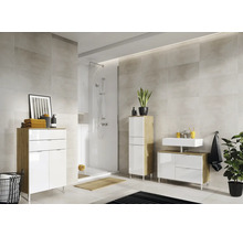 Badezimmer mit Dusche, Waschbecken und Badmöbeln in hellem Design