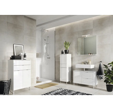 Modernes Badezimmer mit Dusche, Waschbecken, Spiegel, Badmöbeln und Dekoration