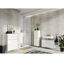 Helles Badezimmer mit Dusche, Waschbecken, Spiegelschrank und Pflanzen
