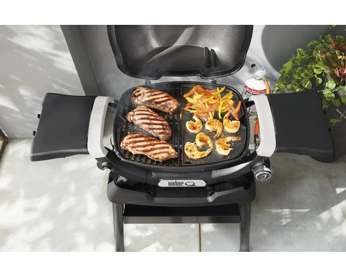 Weber Grill mit Steaks, Peperoni und Crevetten