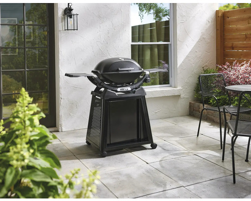 Weber Gasgrill auf einer Terrasse mit Tisch und Stühlen