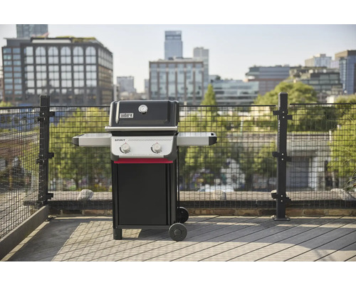 Weber Spirit Gasgrill auf einer Dachterrasse mit Stadtblick