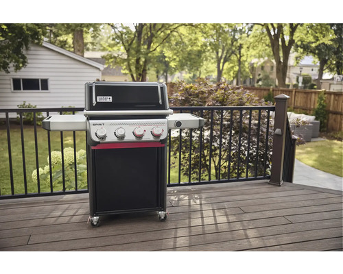 Weber Spirit Gasgrill auf einer Holzterrasse im Garten