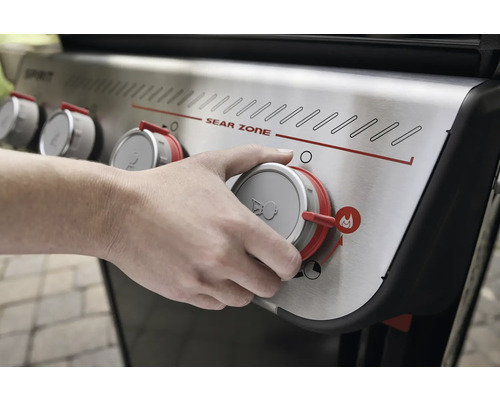 Nahaufnahme der Bedienung eines Gasgrills