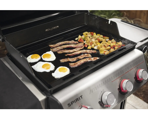 Grill mit Spiegeleiern, Speck und Bratkartoffeln