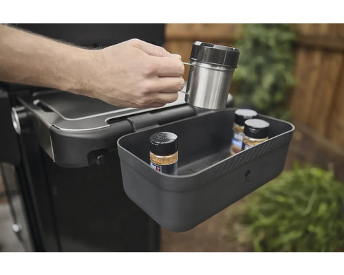 Weber Grill mit Gewürzbehälter, Gewürzstreuer und Gewürzgläsern