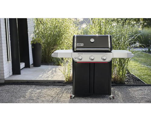 Barbecue à gaz Weber Genesis à l''extérieur avec pelouse