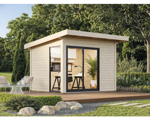 Maison de jardin moderne avec porte coulissante et équipement de bureau sur une terrasse en bois dans un jardin.