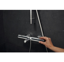 Aufputz-Brausethermostat mit Hand unter Wasserhahn