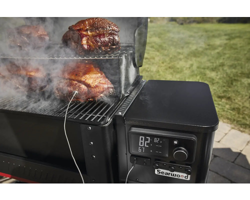 Searwood Grill mit Fleisch und Thermometer.