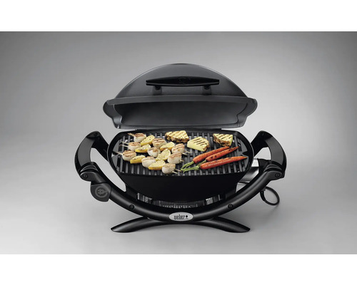 Schwarzer Elektrogrill mit Gemüse auf dem Grillrost