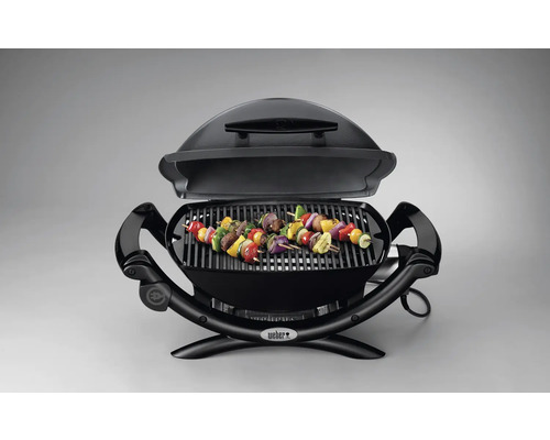 Weber Elektrogrill mit Grillgut auf dem Grillrost.