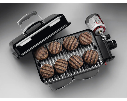 Tragbarer Gasgrill mit Grillgut und Gaskartusche