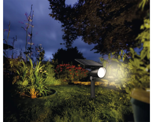 Solarleuchte zur Gartenbeleuchtung im Einsatz