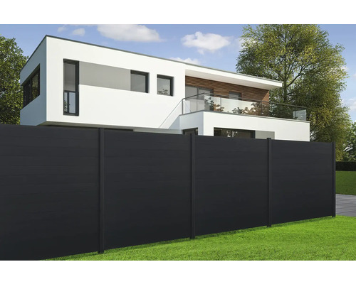 Dunkelgrauer Gartenzaun vor einem modernen Wohnhaus.