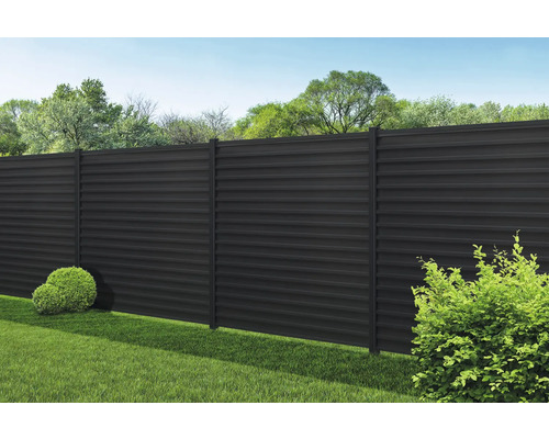 Sichtschutzzaun aus Metall im Garten