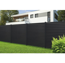Moderne Grundstückseinzäunung aus Metall mit horizontalen Lamellen vor einem Wohnhaus.