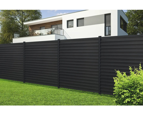 Moderne Grundstückseinzäunung aus Metall mit horizontalen Lamellen vor einem Wohnhaus.