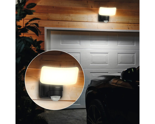 Aussenleuchte mit Bewegungsmelder an einer Hauswand und einer Garage