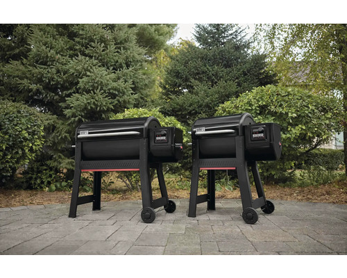 Zwei Weber Pelletgrills im Garten