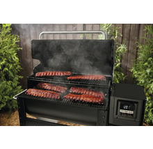 Weber Smoker Grill mit Rippchen und Rauchentwicklung.