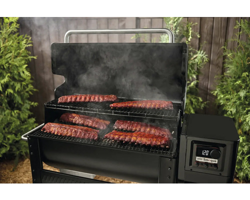 Weber Smoker Grill mit Rippchen und Rauchentwicklung.
