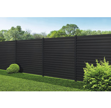 Gartenzaun aus Metall mit horizontaler Wellenstruktur als Sichtschutz