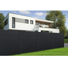 Garten mit modernem Haus und Zaun aus Aluminium