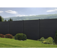 Gartenzaun aus Kunststoff im Garten