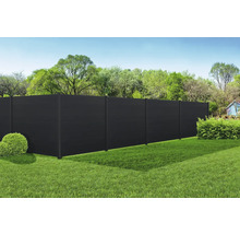 Gartenansicht mit blickdichtem Zaun aus Kunststoff