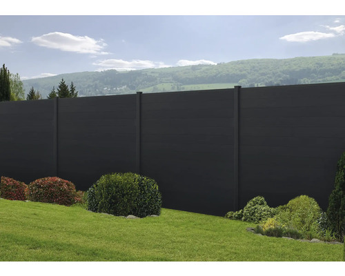 Gartenansicht mit modernem Sichtschutzzaun aus Kunststoff