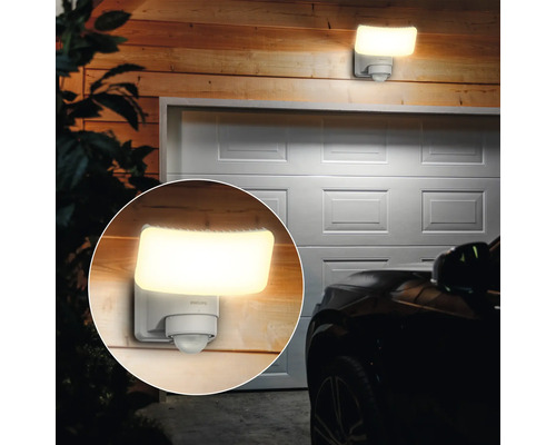 Lampe d''extérieur avec détecteur de mouvement sur un mur de garage