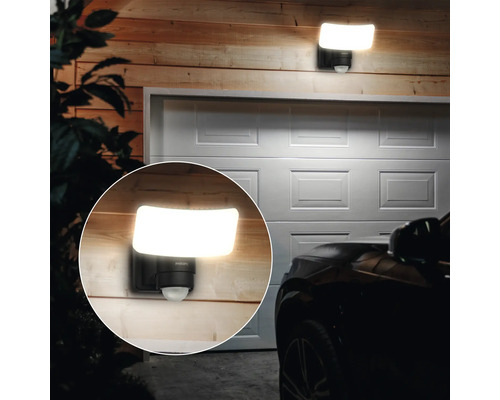 Lampe d''extérieur avec détecteur de mouvement sur un mur de garage