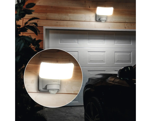 Luminaires d''extérieur avec détecteur de mouvement sur un mur de garage