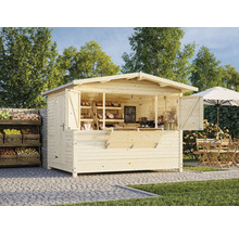 Stand de vente en bois en extérieur avec des produits de boulangerie, des fruits et un espace café avec table et chaises sous un parasol