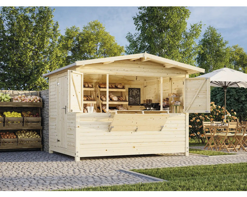 Holzverkaufsstand im Freien mit Bäckereiartikeln, Früchten und Café-Bereich mit Tisch und Stühlen unter einem Sonnenschirm