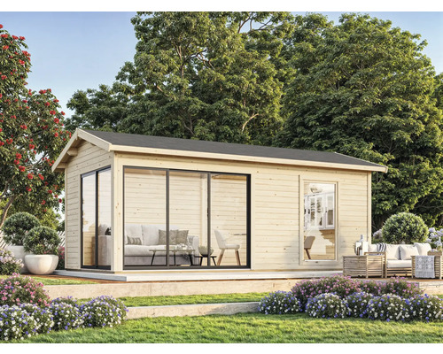 Jardin avec abri de jardin en bois, terrasse et sièges