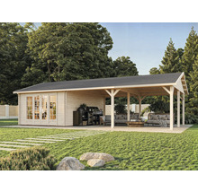 Holzgartenhaus mit Grill und Sitzbereich auf einer Rasenfläche
