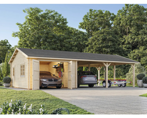 Garage en bois avec carport, deux voitures et une remorque dans le jardin